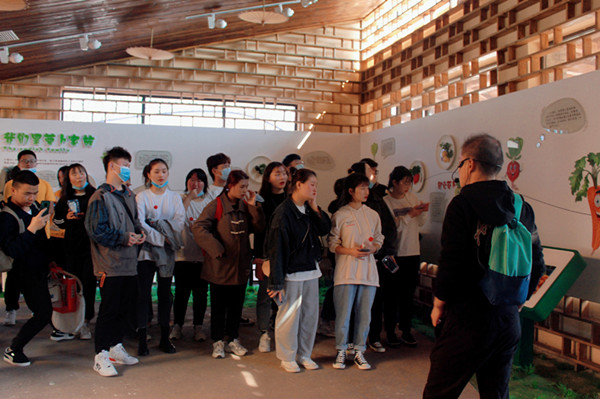 图2 刘旭老师在萝卜小镇现场讲解.jpg