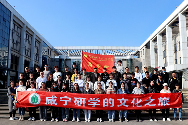 图3 黄鹤楼美酒小镇合影.jpg