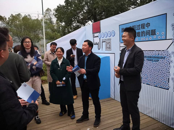 图2 赵德良书记与其他教师交流互动.jpg